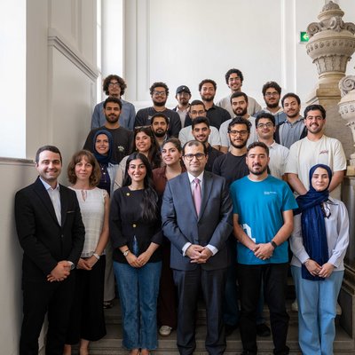 Jordanian Ambassador Mohammed Sameer Hindawi (front, 4th from the left) with a group of Jordanian students at TU Leoben. Photo: © TU Leoben/Tauderer